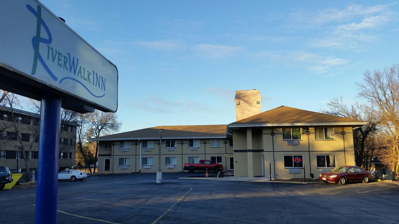 Riverwalk Inn & Suites Fort Atkinson Exterior photo