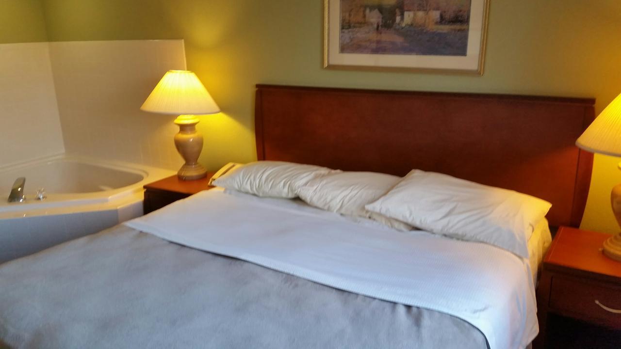 Riverwalk Inn & Suites Fort Atkinson Exterior photo