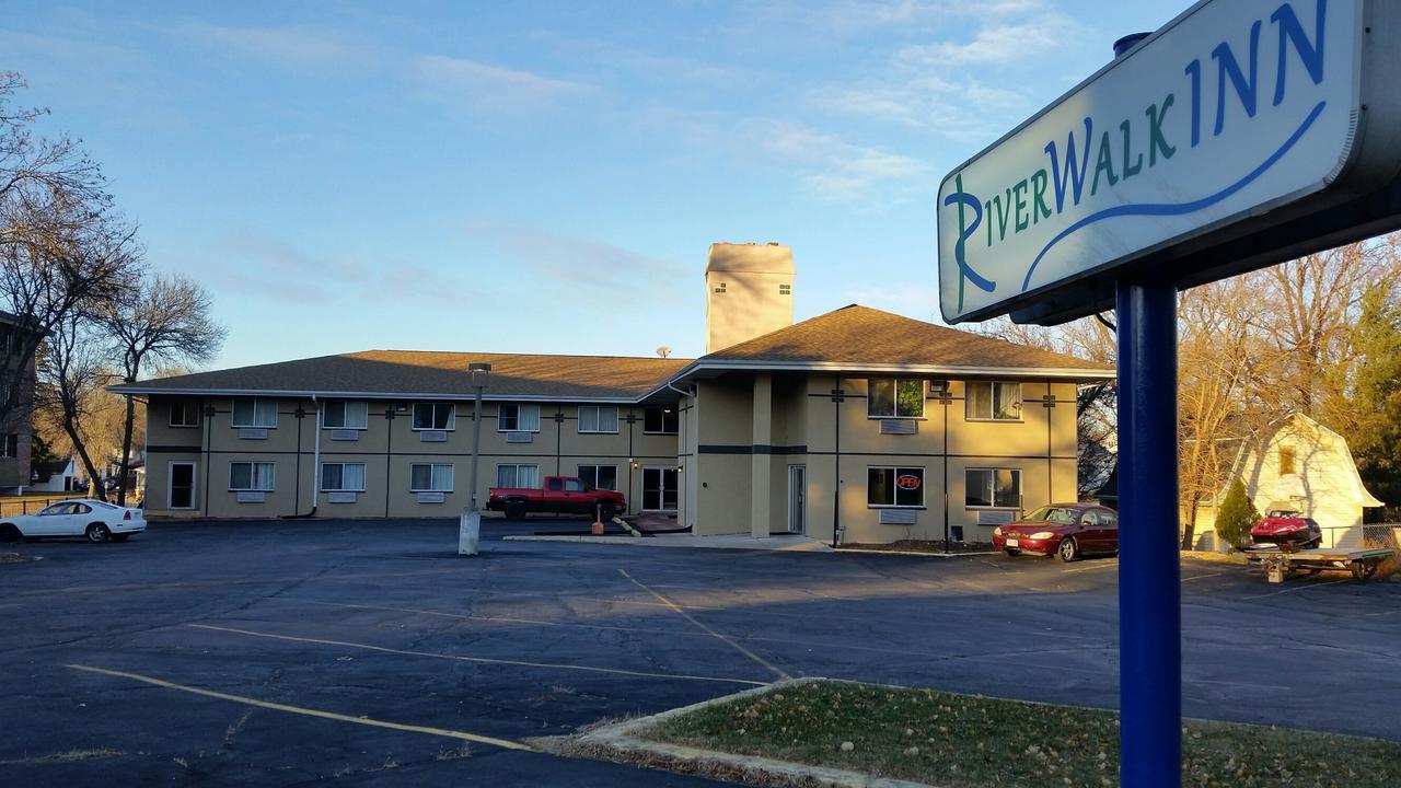 Riverwalk Inn & Suites Fort Atkinson Exterior photo