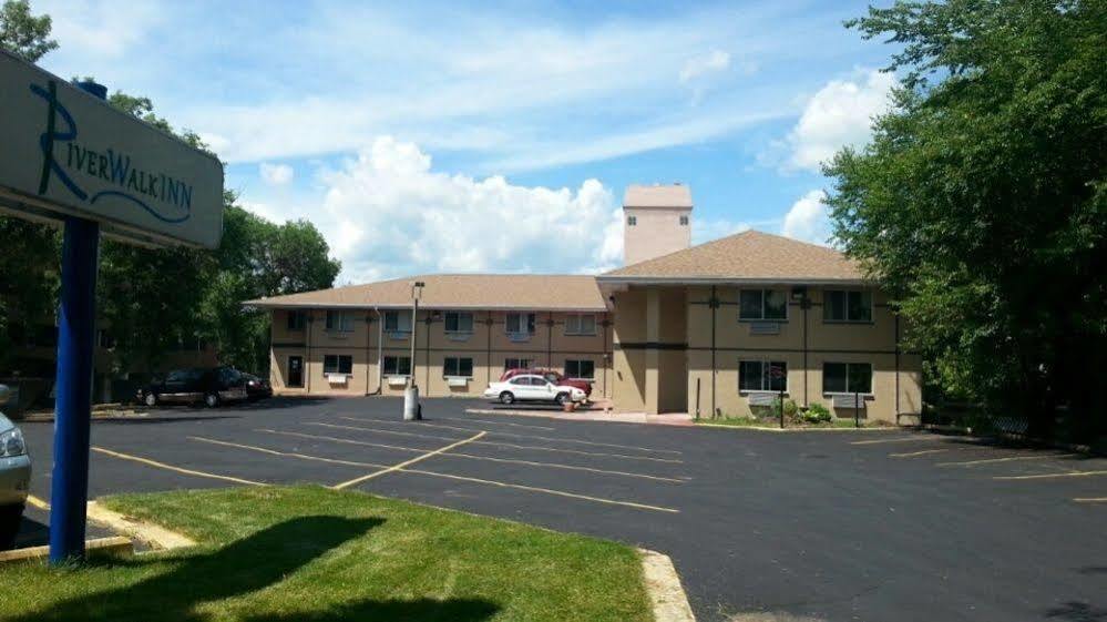 Riverwalk Inn & Suites Fort Atkinson Exterior photo